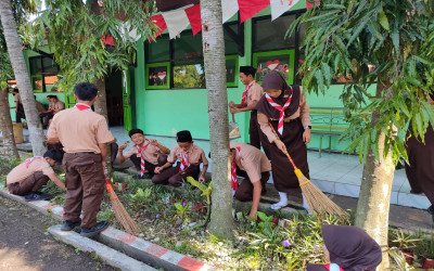 MTsN 3 Mojokerto Peringati HPSN 2026 dengan Kerja Bakti Bersihkan Lingkungan Madrasah